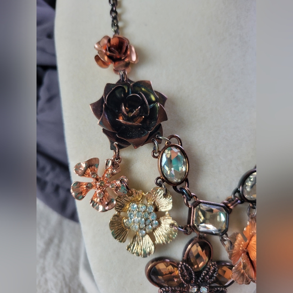 Stunning Antiqued Bronze/Gold Tone Floral Rhinestone Statement Necklace - Picture 5 of 11